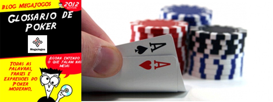 Pilha de fichas de cassino e royal flush baralho na mesa de poker verde