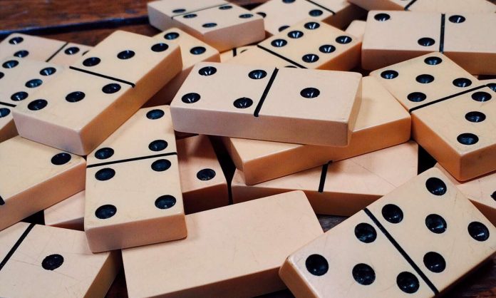 Entretenimento clássico do jogo de dominó conceito de estratégia e  competência