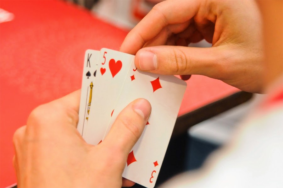 Pessoas alegres desfrutando de jogo de cartas com táticas e dados
