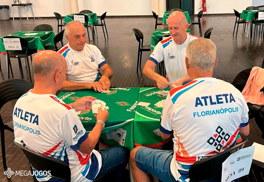Homens jogando uma partida amigável de Buraco Canastra