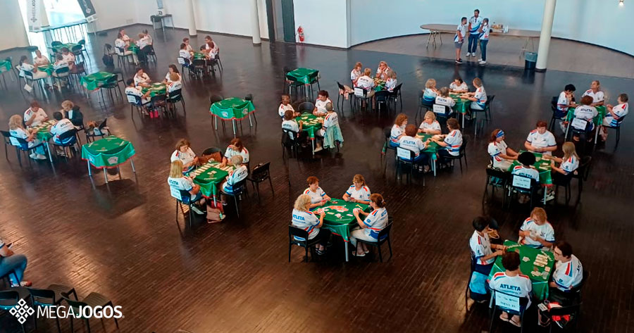 Mesas de jogo de buraco com participantes femininas